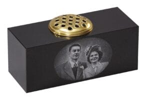 wg278 memorial vase with extended dimensions for bespoke etched double portrait